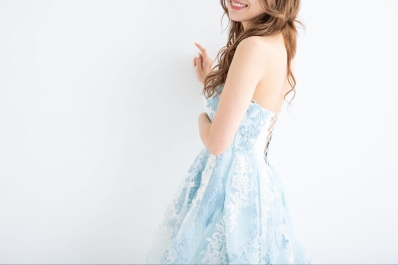 水色のドレスを着た女性　dress