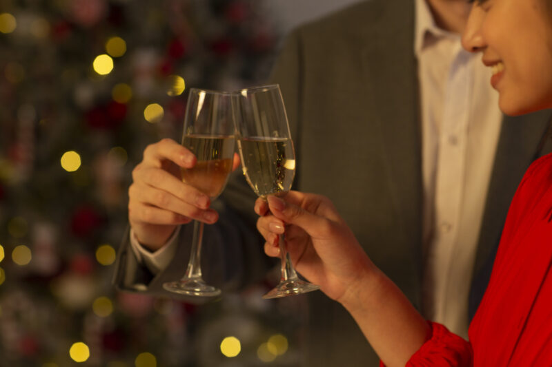 乾杯する女性の横顔