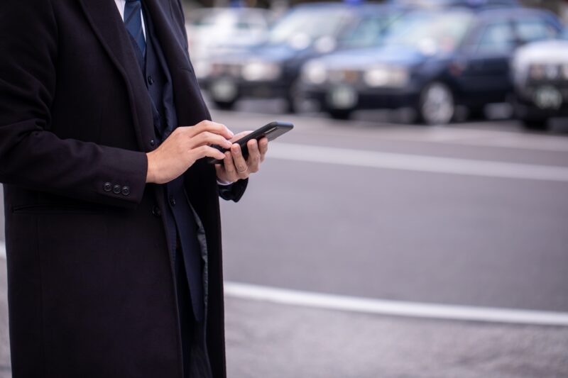 駅で携帯操作をする男性　station