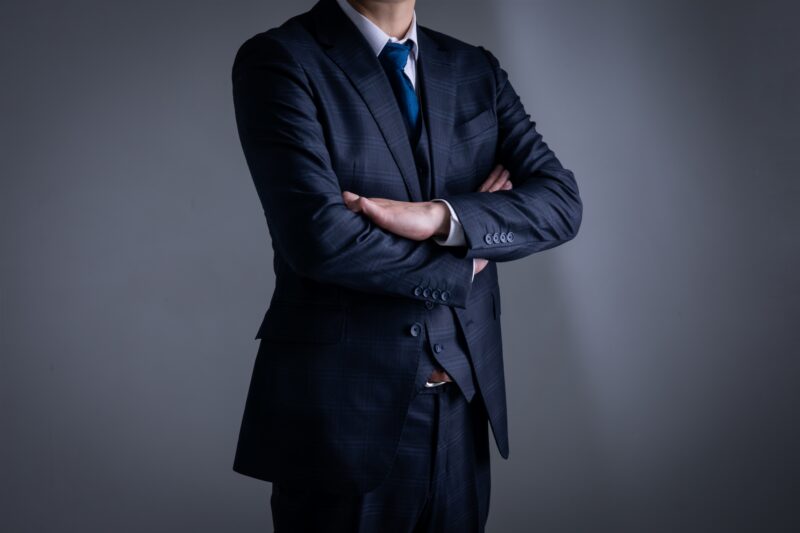 ビジネスマン 腕を組む
