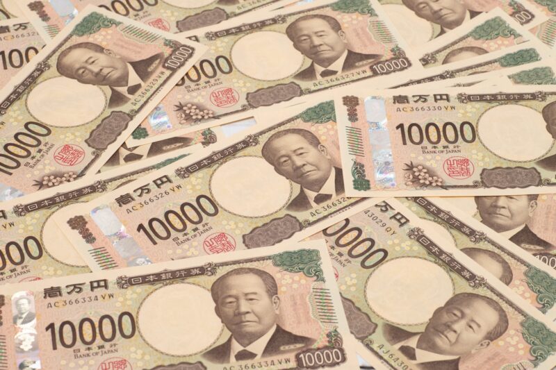 多数の一万円札で投資や利益のイメージ