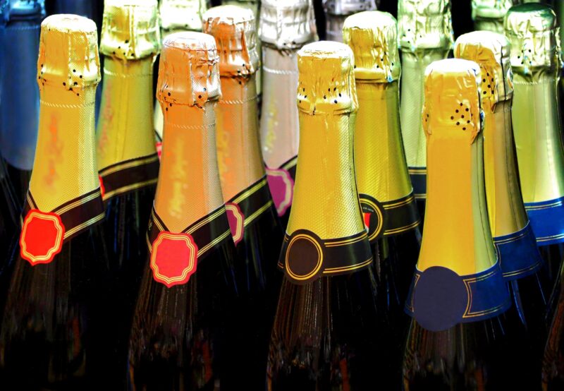 いっぱい並んだ高級シャンパンボトルの輝き