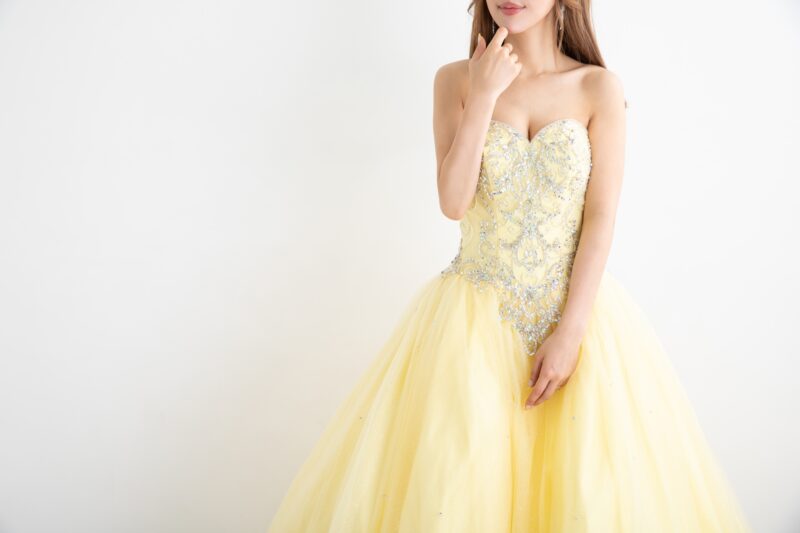 ドレスを着た女性の胸元