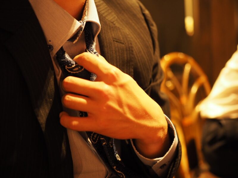 ネクタイを緩める