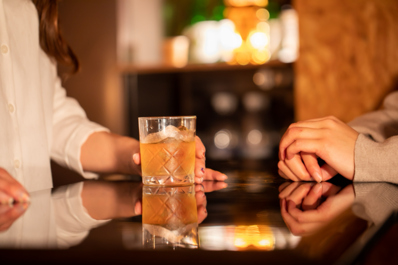 バーカウンターで話す