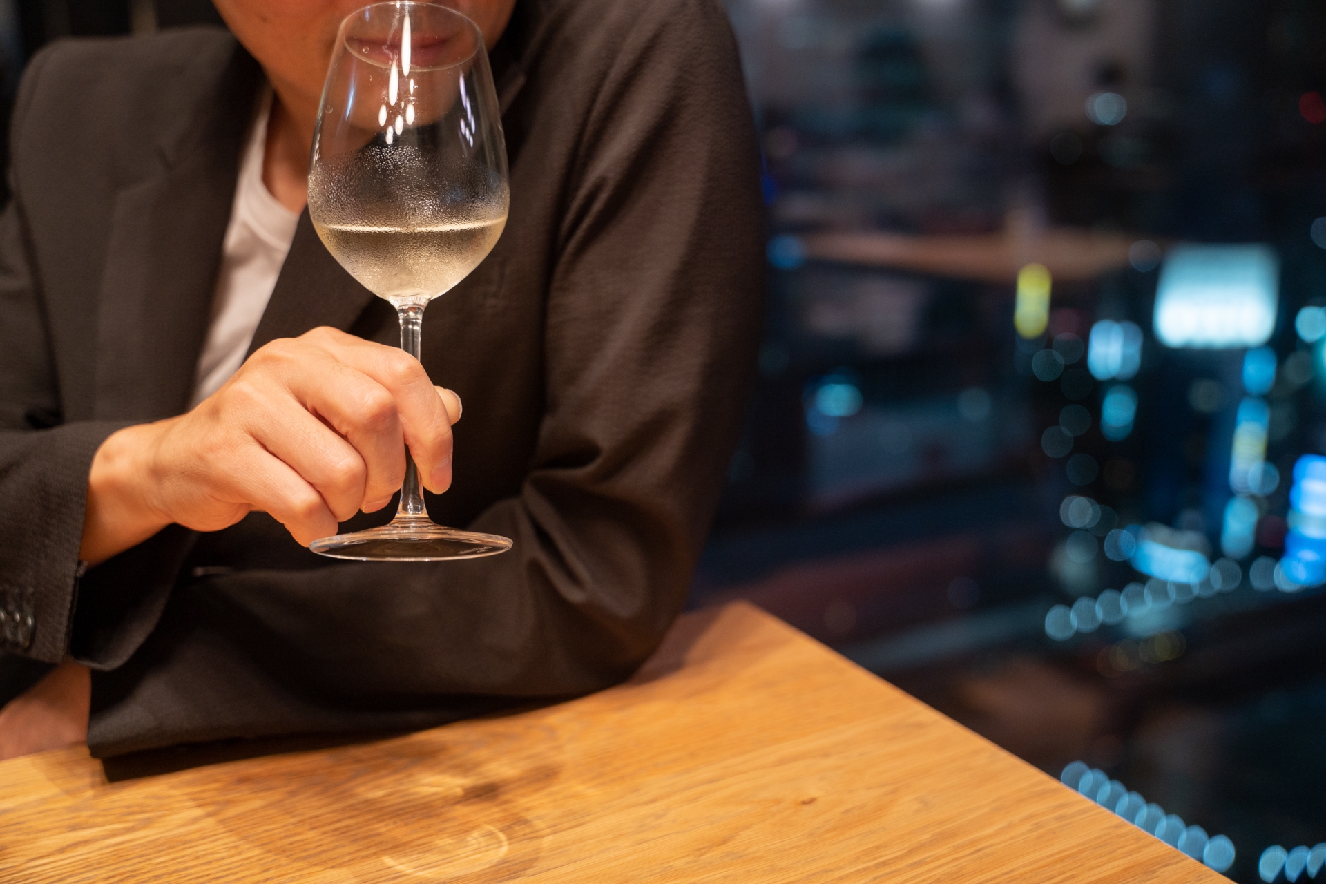 ワインを飲む男性