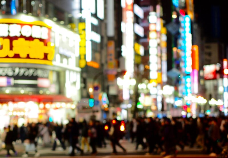 東京新宿歌舞伎町の活気ある夜の街並み風景