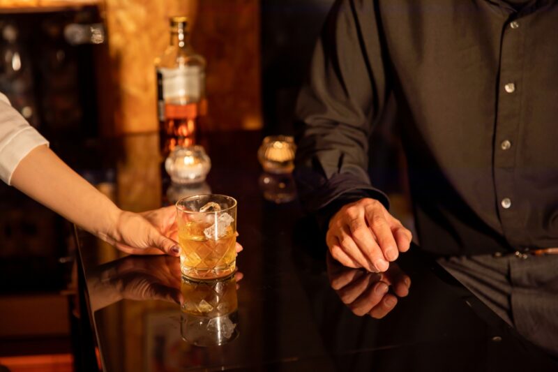 密会する男女 BAR