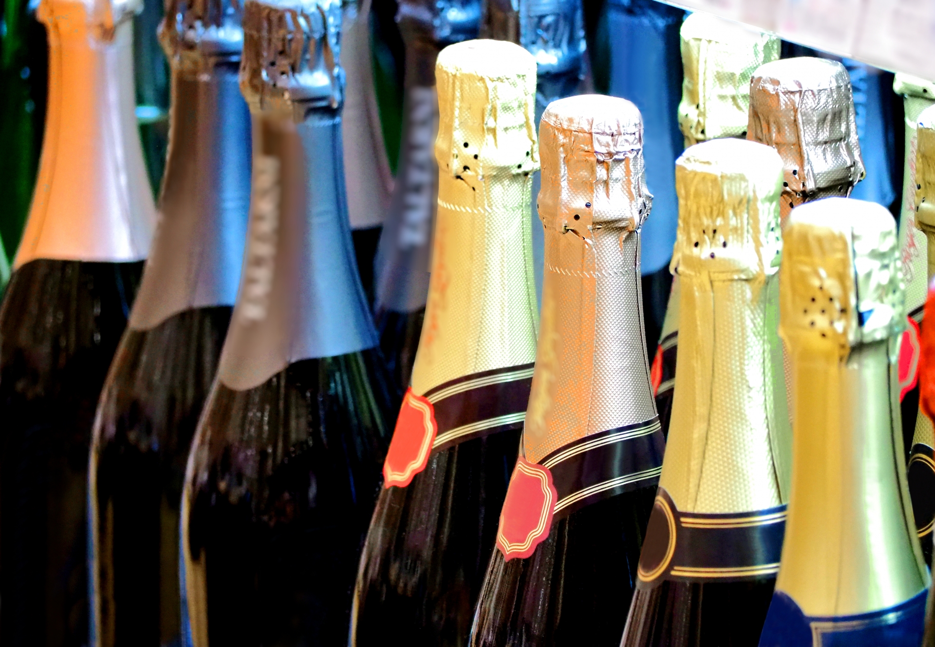 たくさん並んだ高級シャンパンボトルの輝き