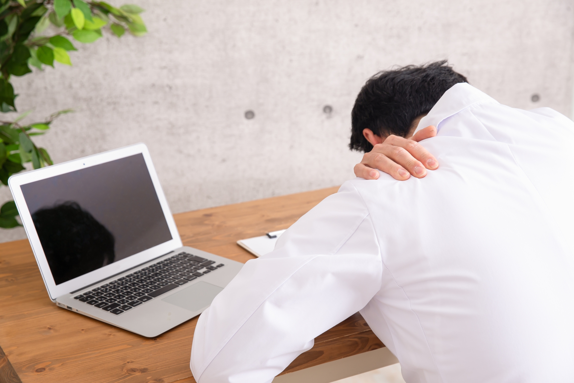 白衣を着た男性