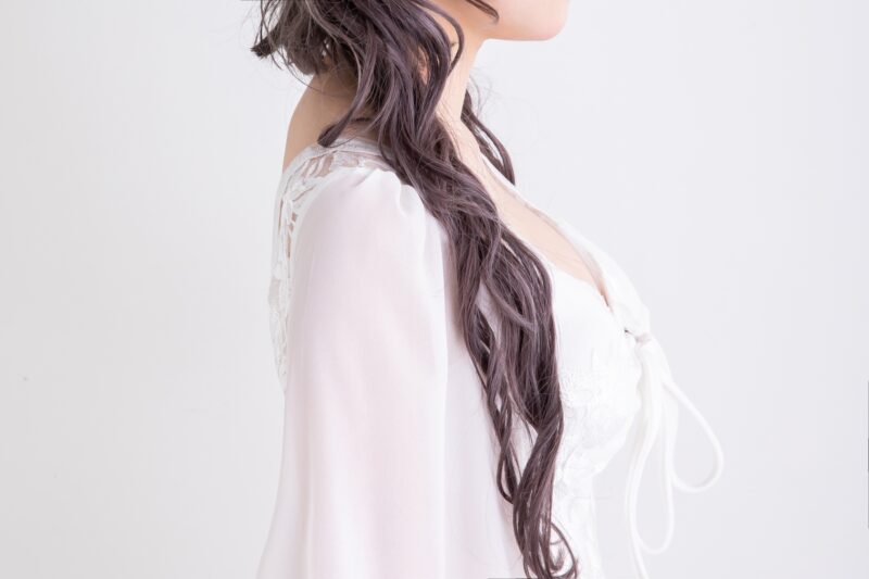 女性の胸元　woman's chest