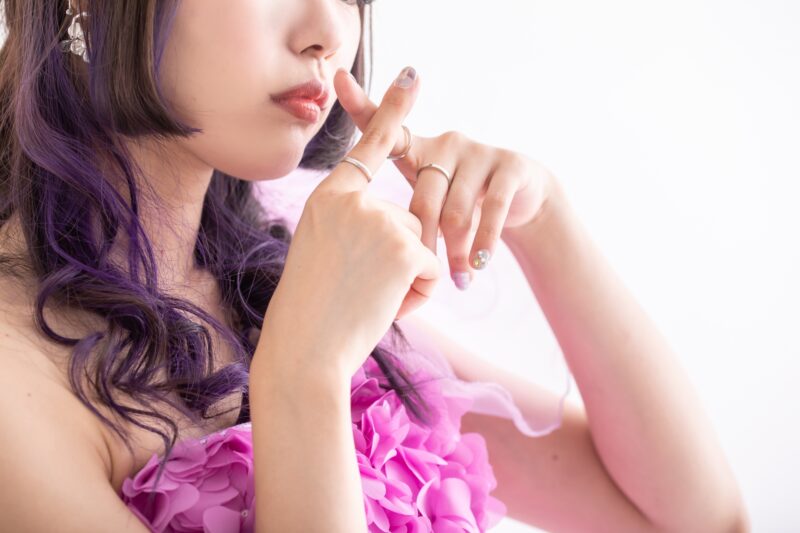 ドレスを着てダメの指サインをする女性 dress