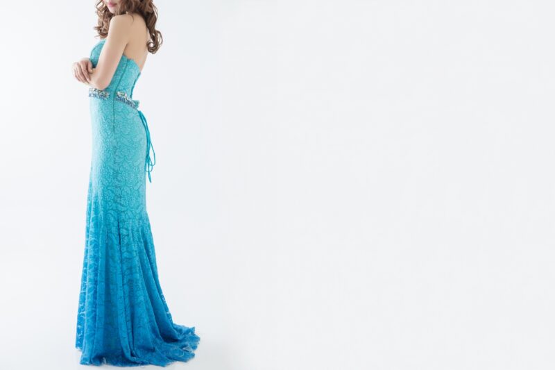 青ドレスの女性