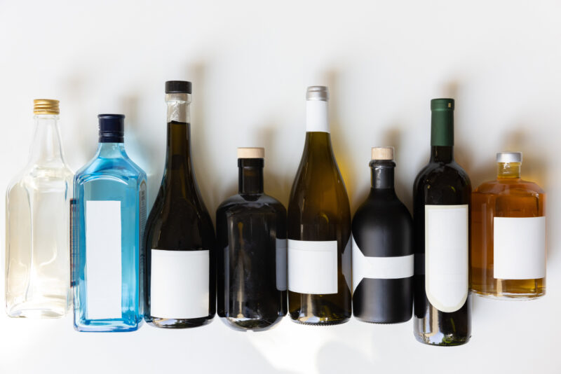 壁にずらり並んだ酒