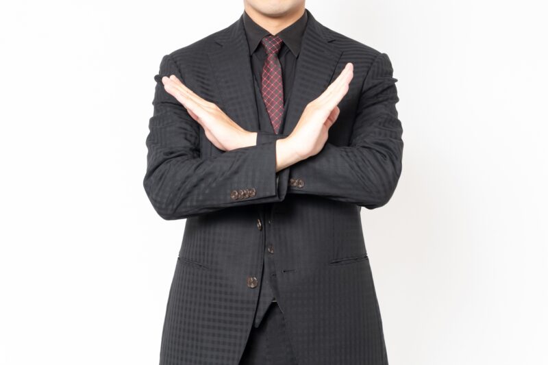 NGのジェスチャーをする男性ビジネスマン