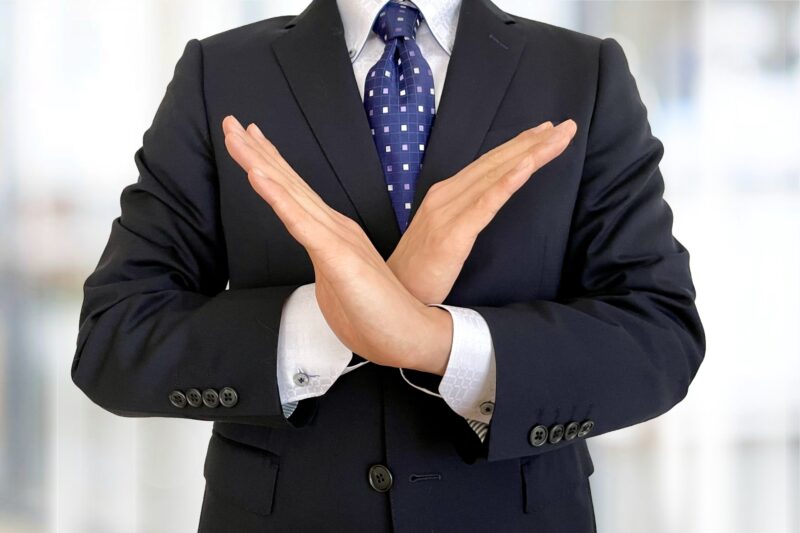 バツマークをする男性