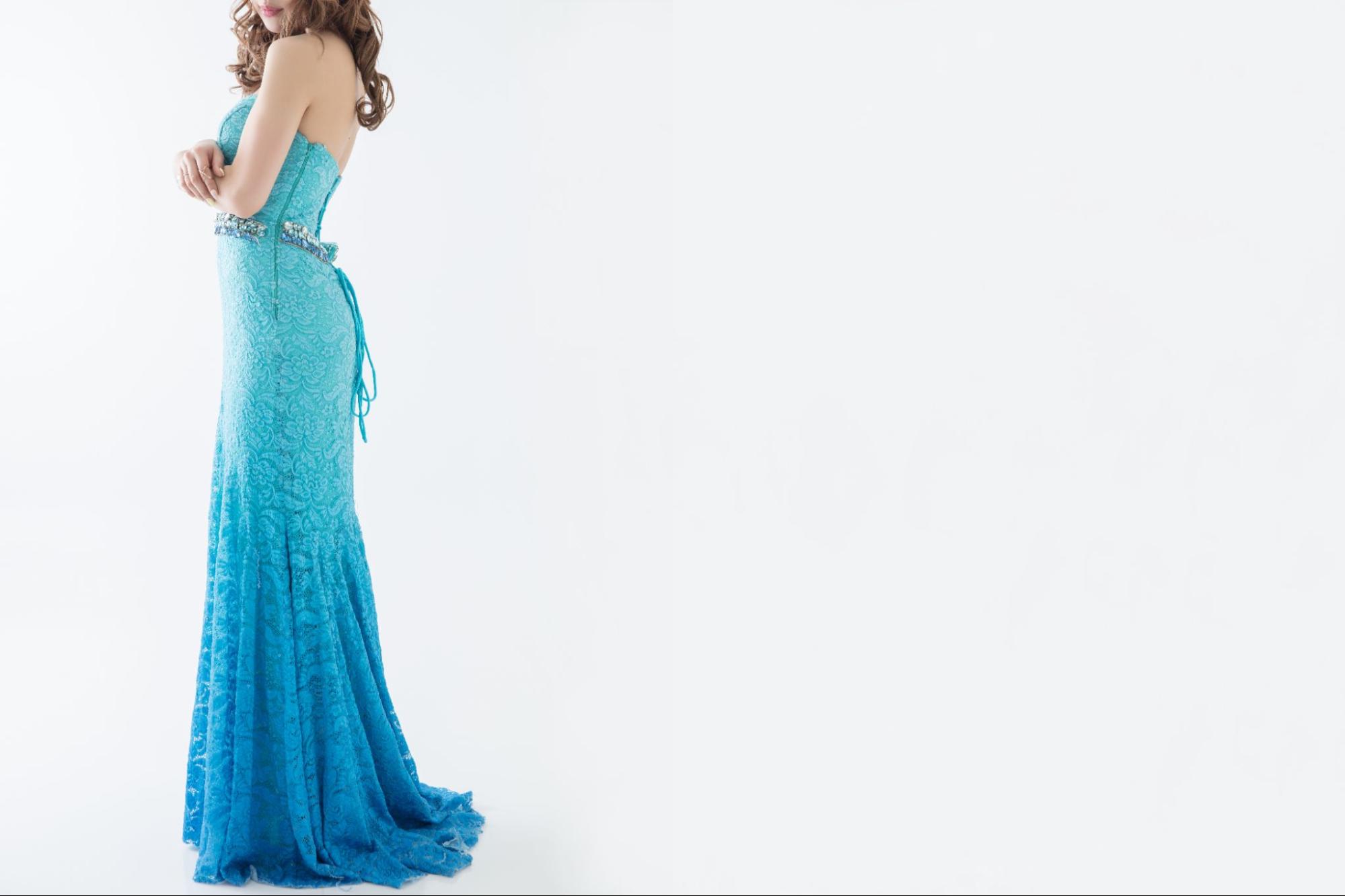 ロングドレスを着た女性