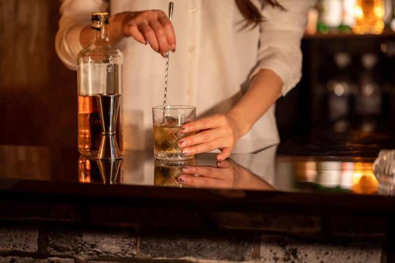 お酒をつくるスナックのママ BAR