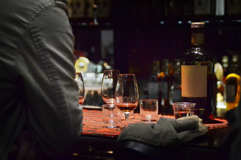 グラスに注がれたウィスキー