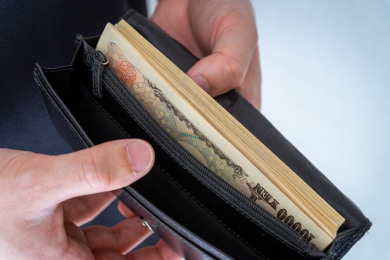 一万円札がぎっしりの財布