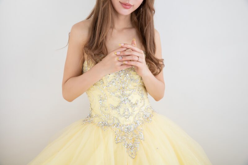 ドレスを着た女性の胸元