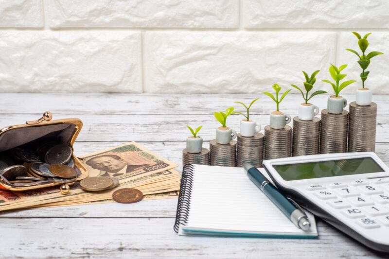 お金と紙幣とメモ長と電卓で貯金が増える