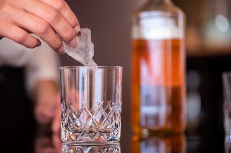 グラスに氷を入れる手元 BAR