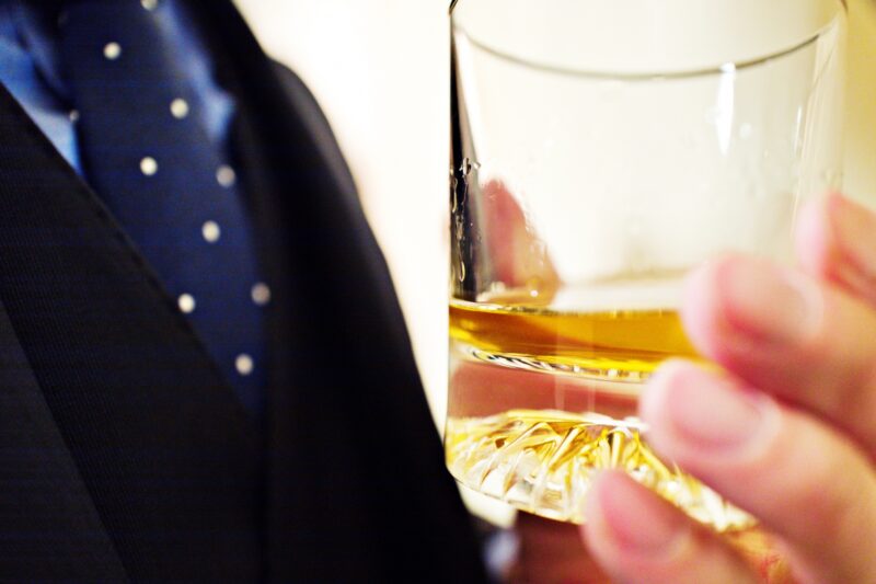 ウィスキーを嗜む男性