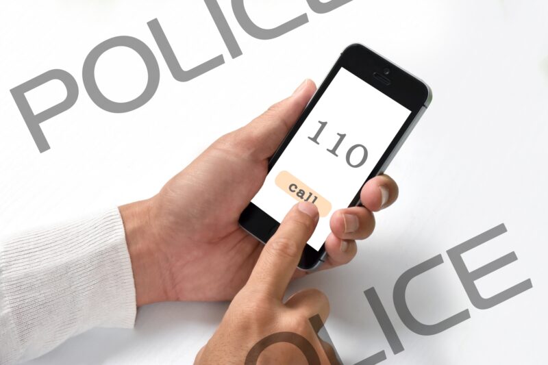 スマホで１１０番　警察に通報する男性の手