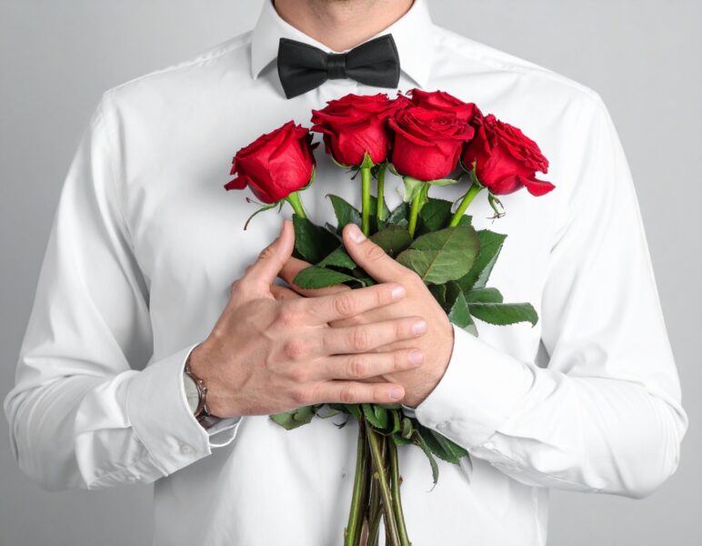 バラを持っている男性
