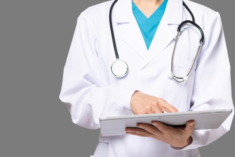 電子カルテを持つ医者