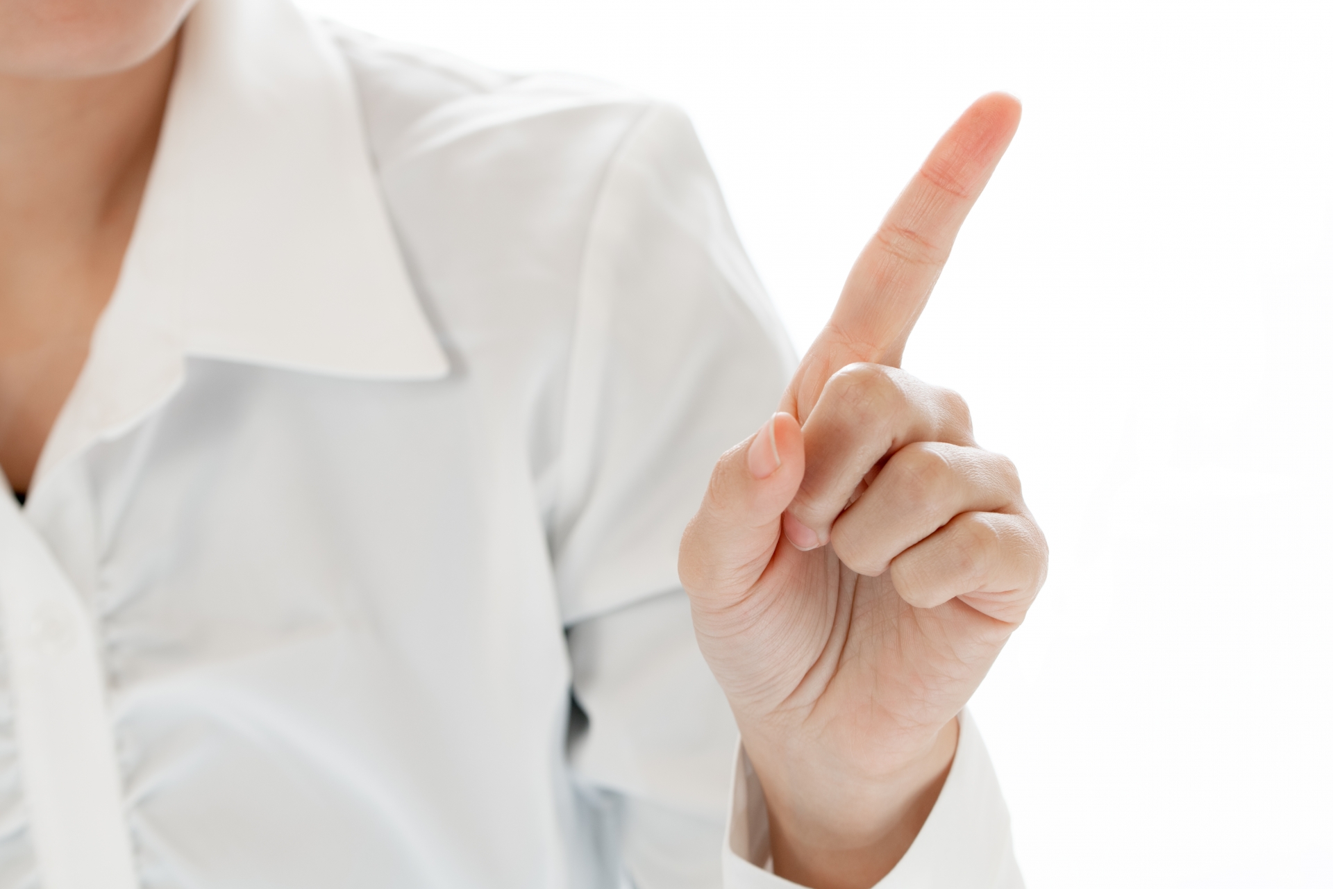 人差し指を立てる女性