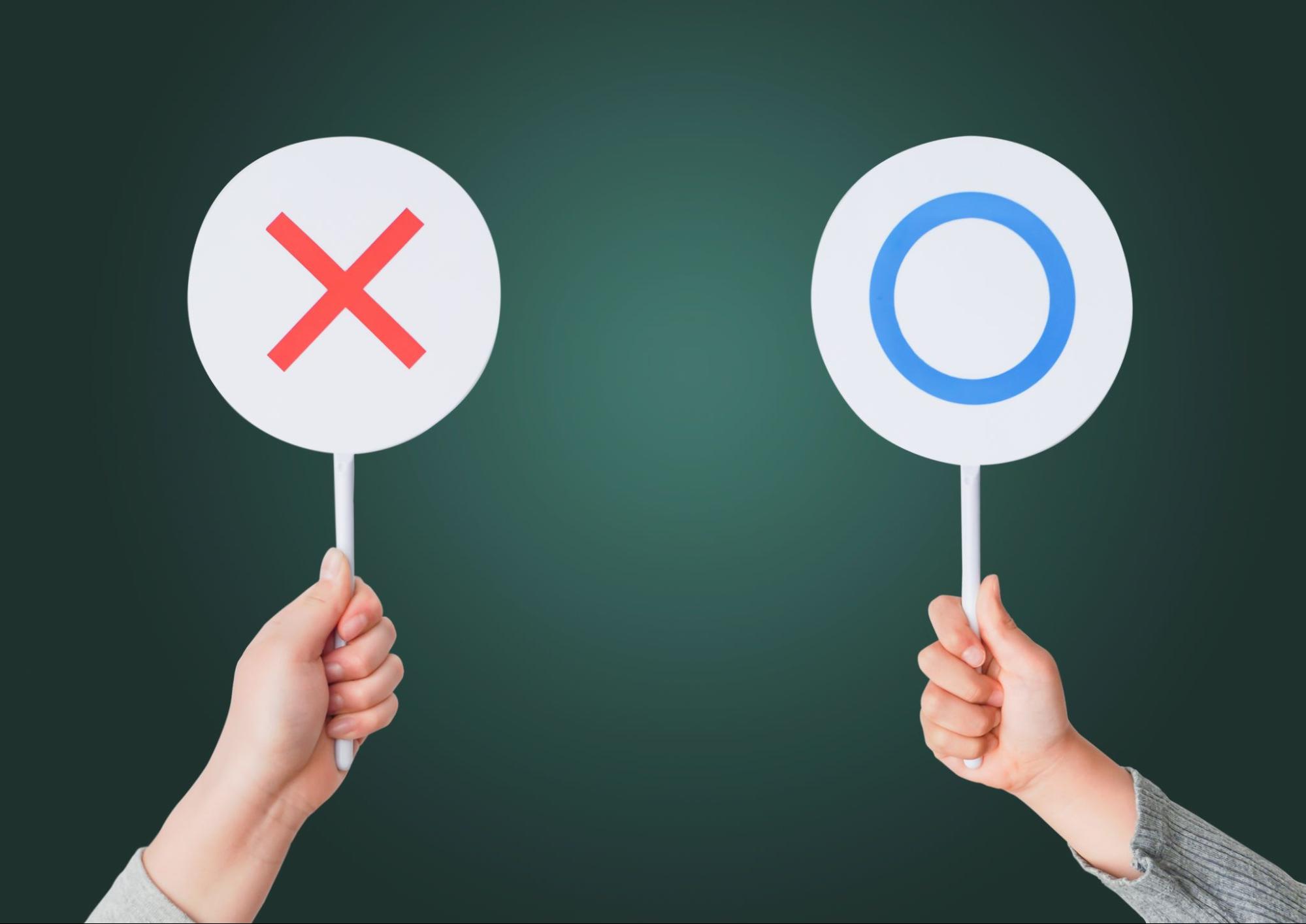 まるばつ棒　黒板背景