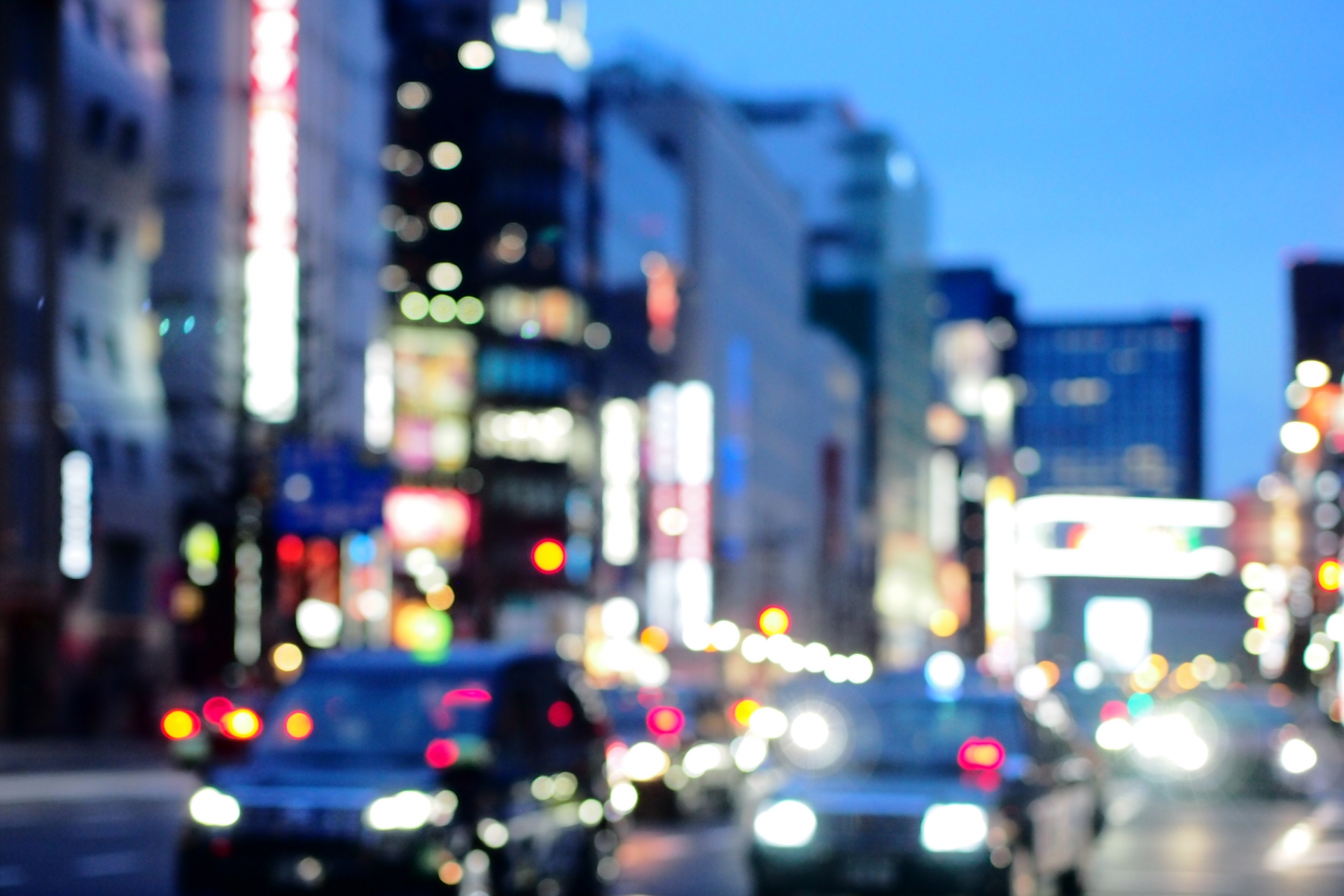 夜の街のたくさんのタクシー車が走る道路
