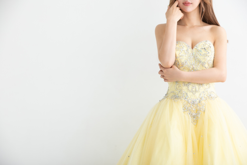 ドレスを着た女性の胸元