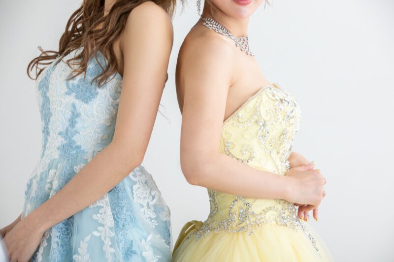 ドレスを着た女性　