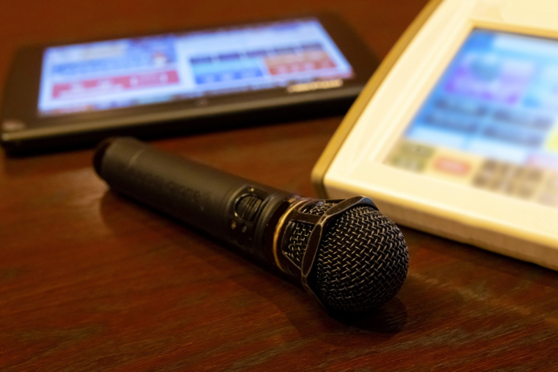 カラオケのマイクとリモコン