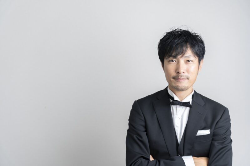 フォーマルスーツの男性