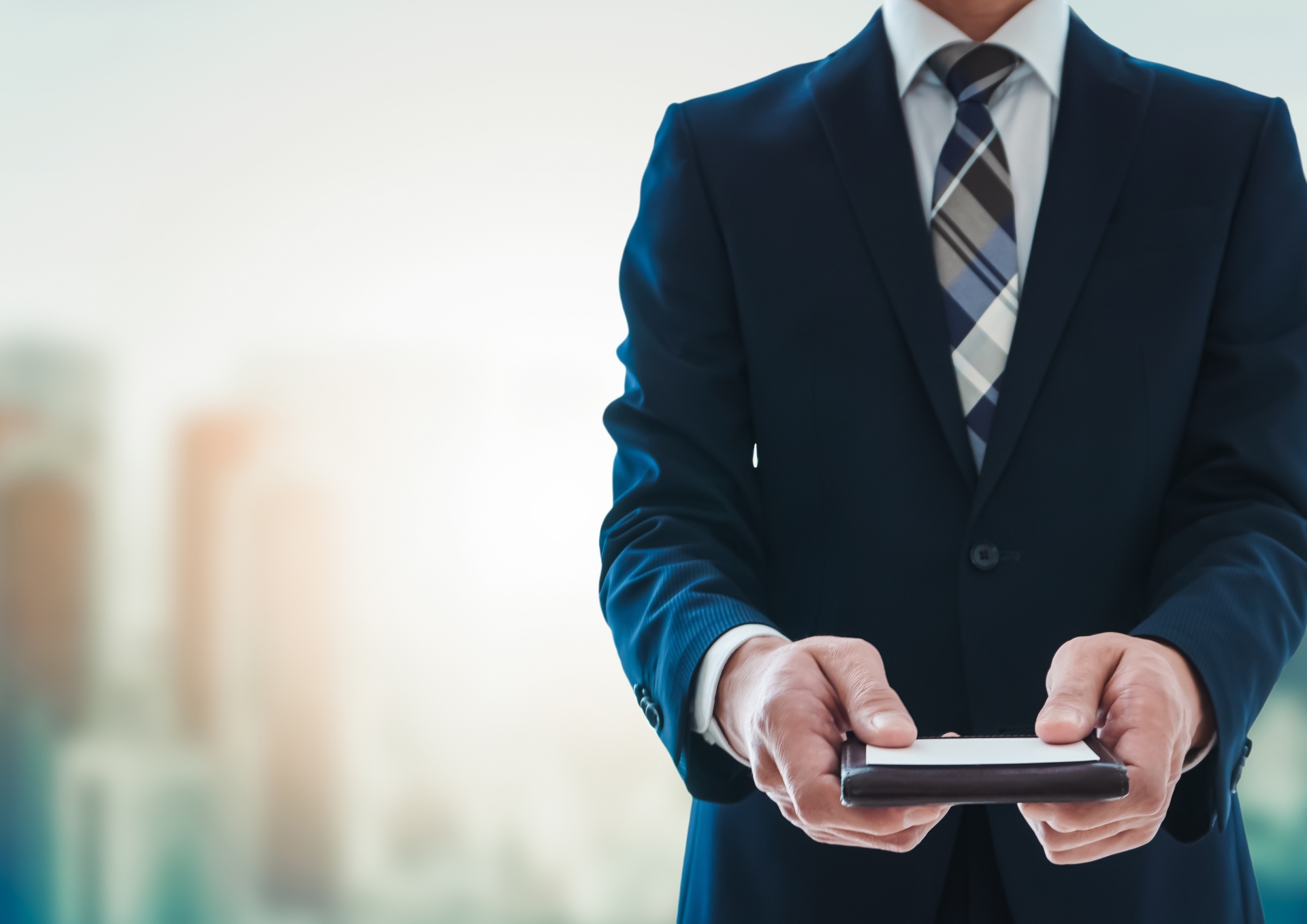 キャバクラで名刺をもらう意味は？もらうときのマナーやテクニック、してはいけないことも解説