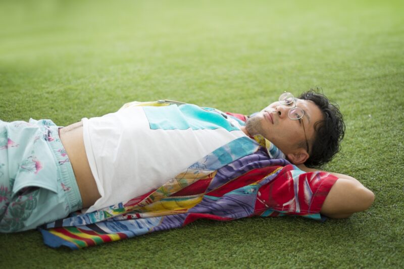 芝生に寝転ぶ男性