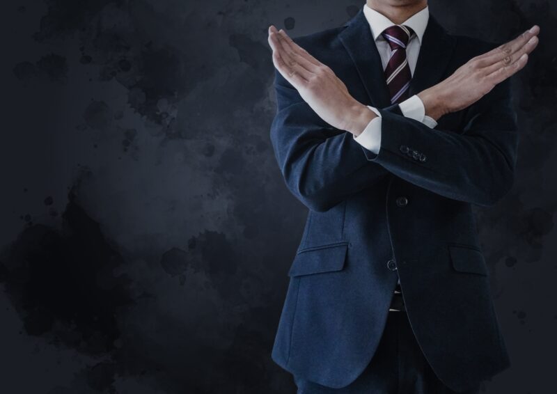 バツを作るビジネスマン