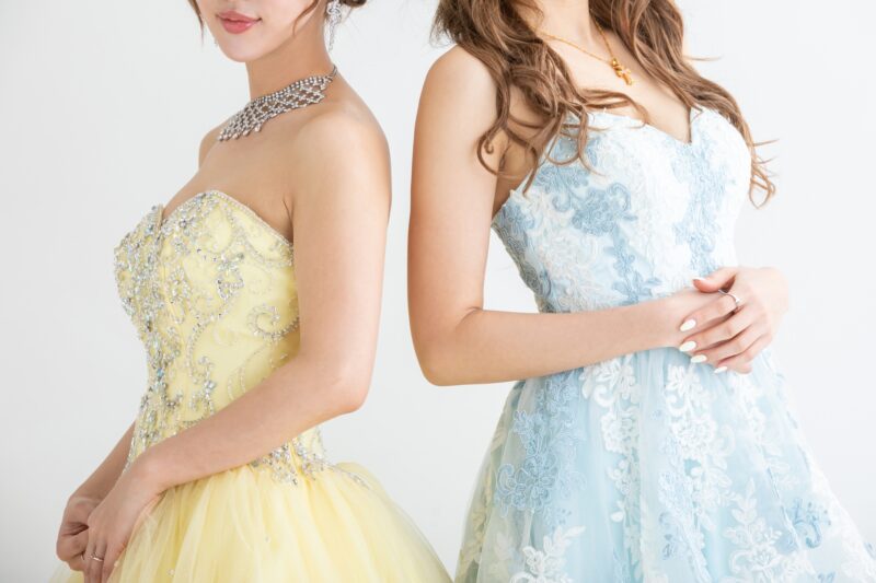 ドレスを着た女性の胸元