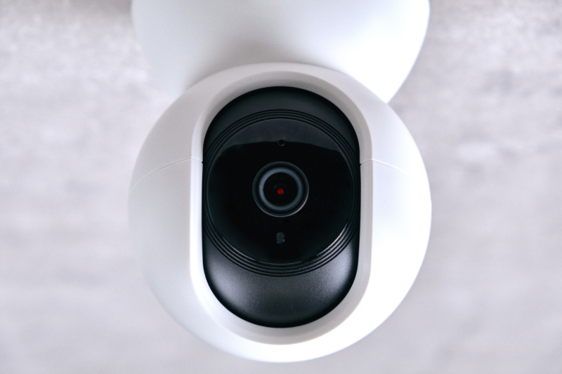 天井に設置された防犯カメラ