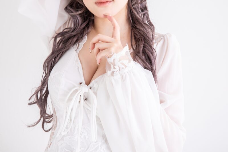 白いドレスを着た女性