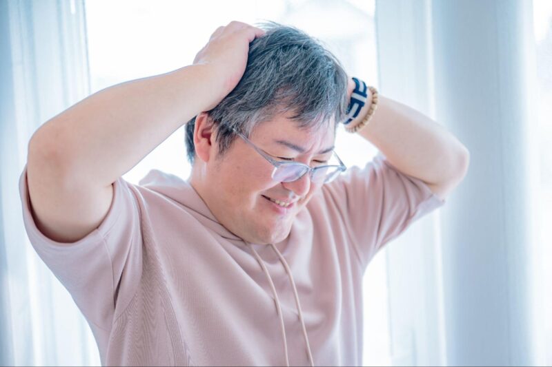 頭を抱える男性