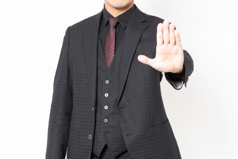 NGのジェスチャーをする男性ビジネスマン