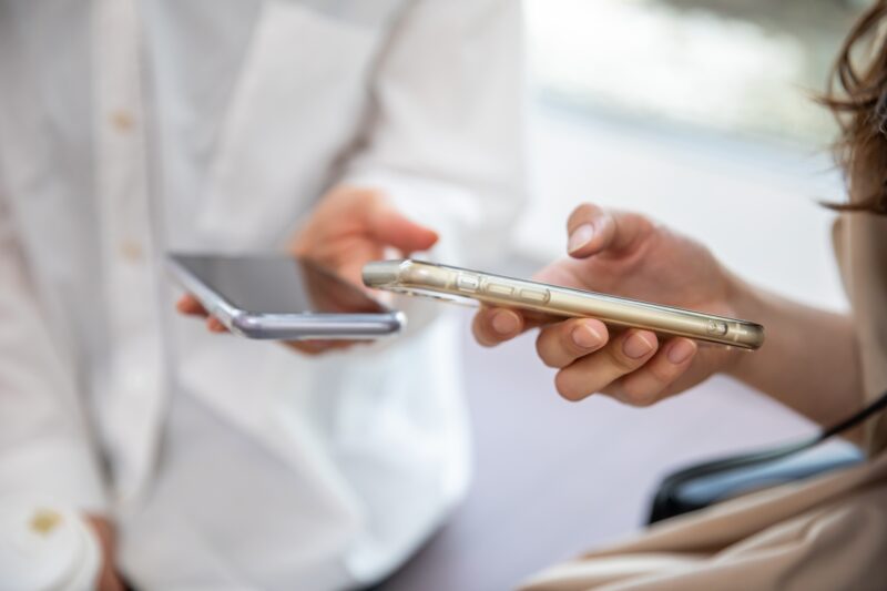 スマホを触っている