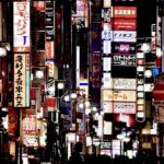 夜の街と看板