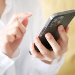 スマホを触る