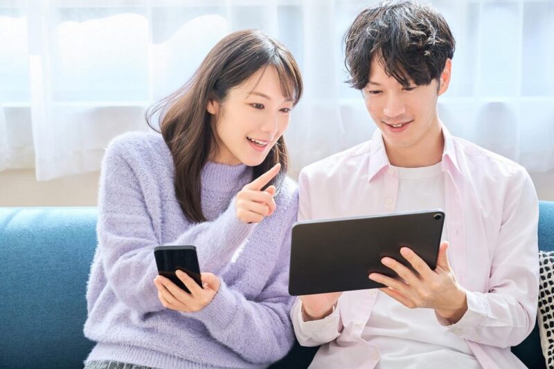 寄り添う男女
